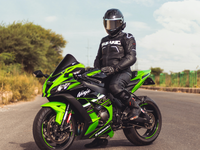 como lavar capacete de moto com segurança