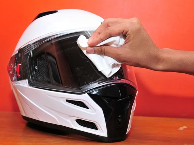 como lavar capacete de moto corretamente