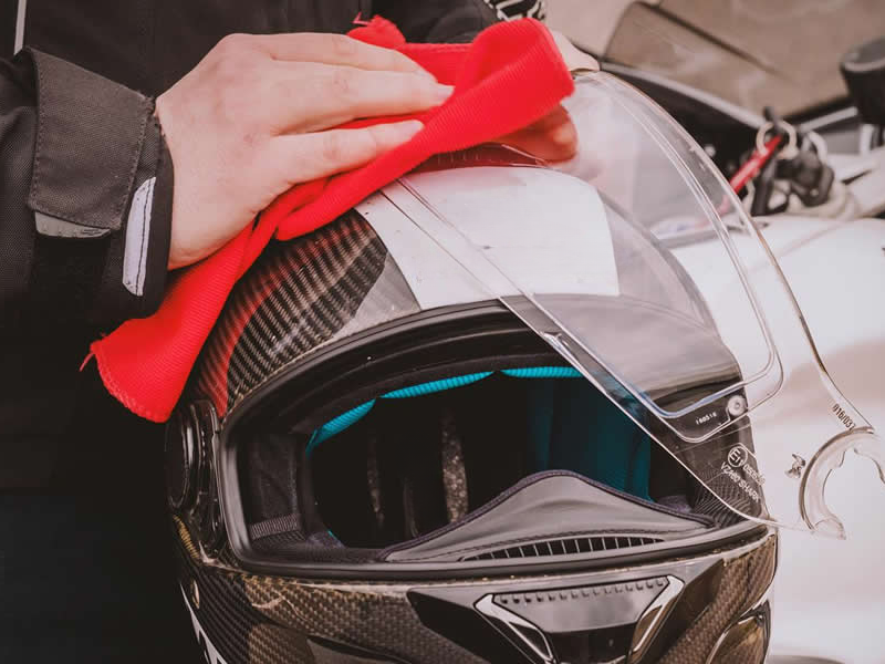 como lavar capacete de moto