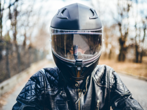 o que passar na viseira do capacete para não embaçar