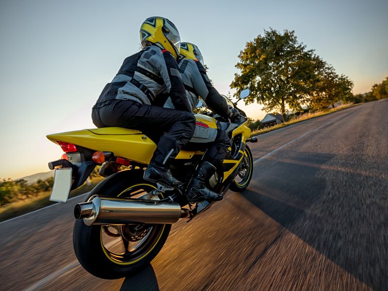 melhor moto para viajar com garupa para outro país