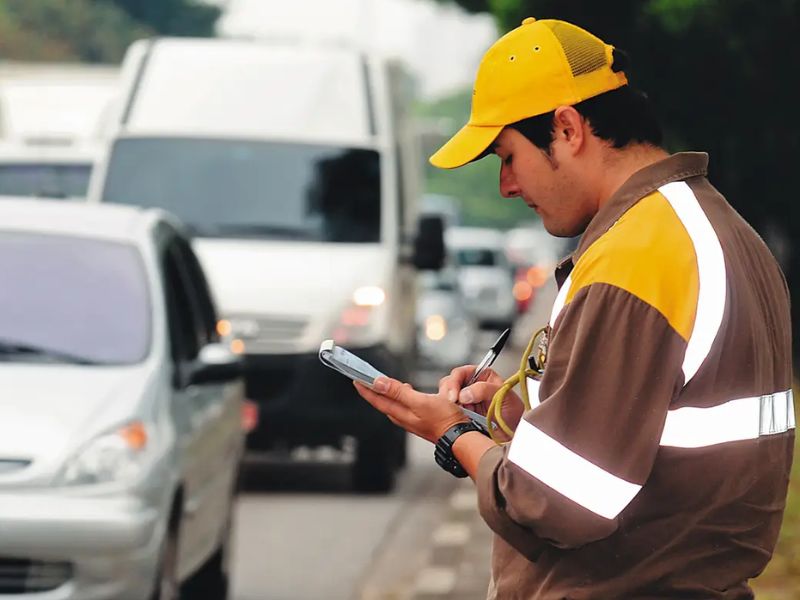 pode usar capacete com viseira escura de dia