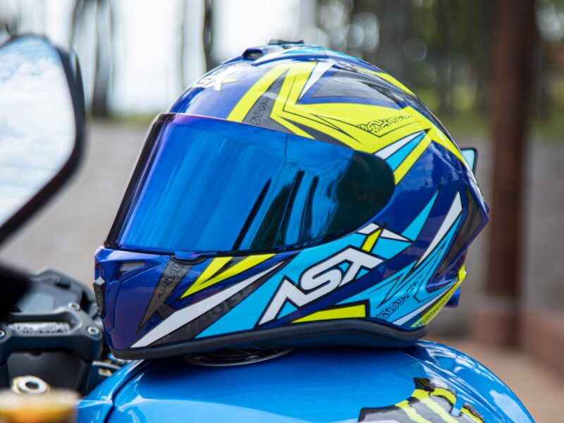 como tirar riscos da viseira do capacete masculino