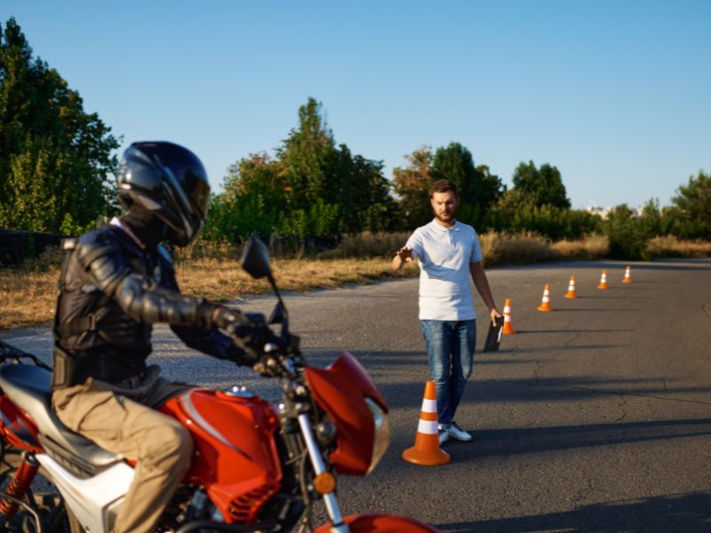 dicas de segurança para motociclistas jovens