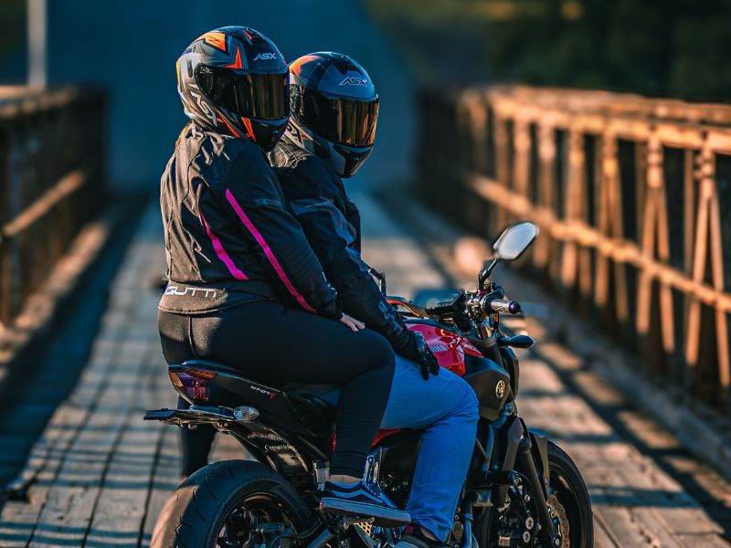 dicas para viajar de moto com amigos