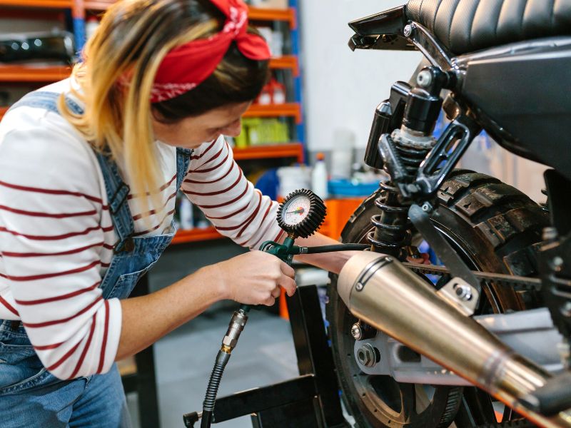 como economizar gasolina na moto esportiva