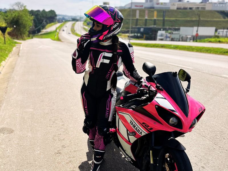 look motociclista feminino