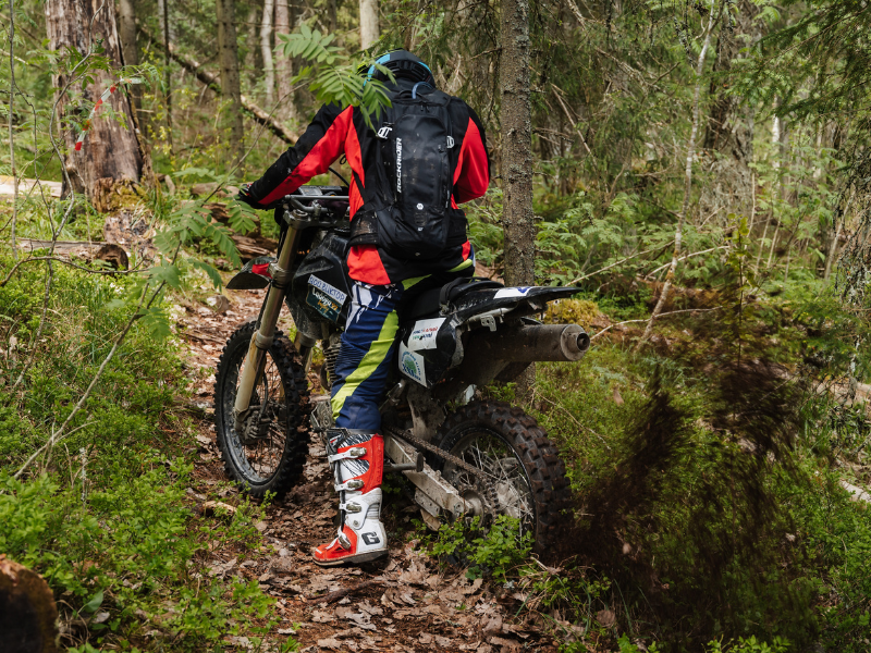 esporte com moto na terra