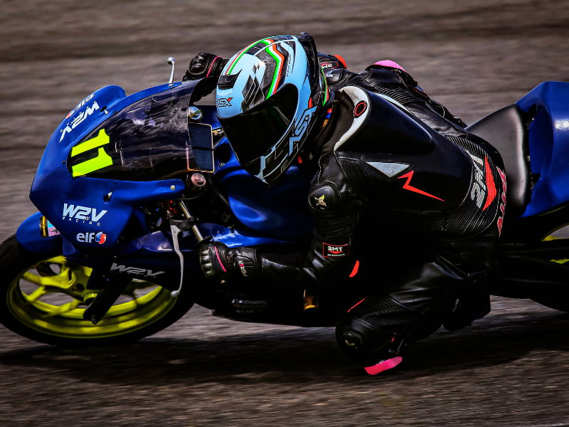 esporte com moto no asfalto
